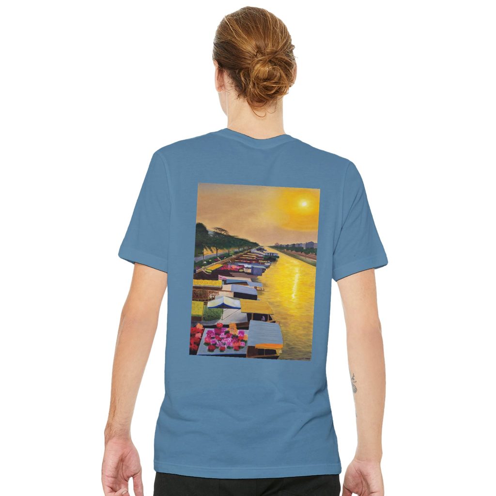 T-shirt unisexe Éveil sur le marché flottant par Sev, motif artistique représentant un marché flottant asiatique au lever du jour